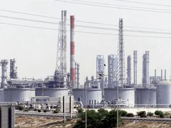 استهداف منشآت الطاقة في السعودية يخفض الإنتاج ويهدد الإمدادات العالمية