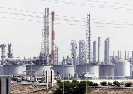 استهداف منشآت الطاقة في السعودية يخفض الإنتاج ويهدد الإمدادات العالمية