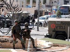 إصابة 3 مواطنين بينهم طفل خلال اقتحام قوات الاحتلال حي أم الشرايط