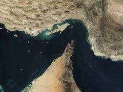 المنظمة البحرية الدولية: فرض رسوم على عبور مضيق هرمز سيشكل “سابقة خطيرة”