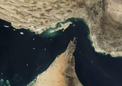 المنظمة البحرية الدولية: فرض رسوم على عبور مضيق هرمز سيشكل “سابقة خطيرة”