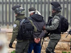 الاحتلال يعتقل ثلاثة شبان شرق قلقيلية