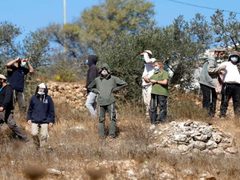 مستوطنون يهاجمون منزلا في بورين جنوب نابلس