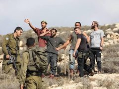 مستوطنون يهاجمون المزارعين في المغير شمال شرق رام الله