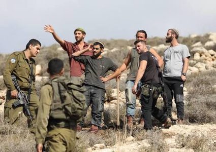 مستوطنون يهاجمون المزارعين في المغير شمال شرق رام الله