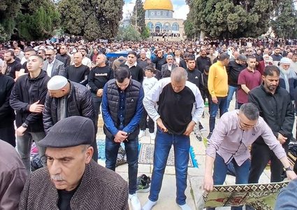 عشرات الآلاف يعمرون المسجد الأقصى المبارك في جمعته الأولى بعد الإغلاق الطويل الذي فرضه الاحتلال خلال الحرب مع إيران.