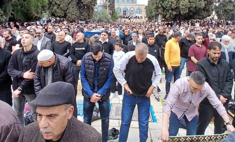 عشرات الآلاف يعمرون المسجد الأقصى المبارك في جمعته الأولى بعد الإغلاق الطويل الذي فرضه الاحتلال خلال الحرب مع إيران.