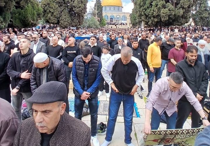 عشرات الآلاف يعمرون المسجد الأقصى المبارك في جمعته الأولى بعد الإغلاق الطويل الذي فرضه الاحتلال خلال الحرب مع إيران.
