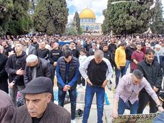 عشرات الآلاف يعمرون المسجد الأقصى المبارك في جمعته الأولى بعد الإغلاق الطويل الذي فرضه الاحتلال خلال الحرب مع إيران.