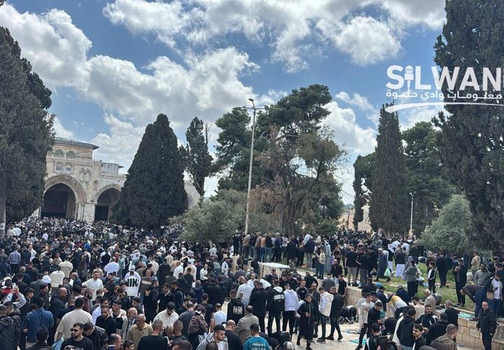 عشرات الآلاف يعمرون المسجد الأقصى المبارك في جمعته الأولى بعد الإغلاق الطويل الذي فرضه الاحتلال خلال الحرب مع إيران.