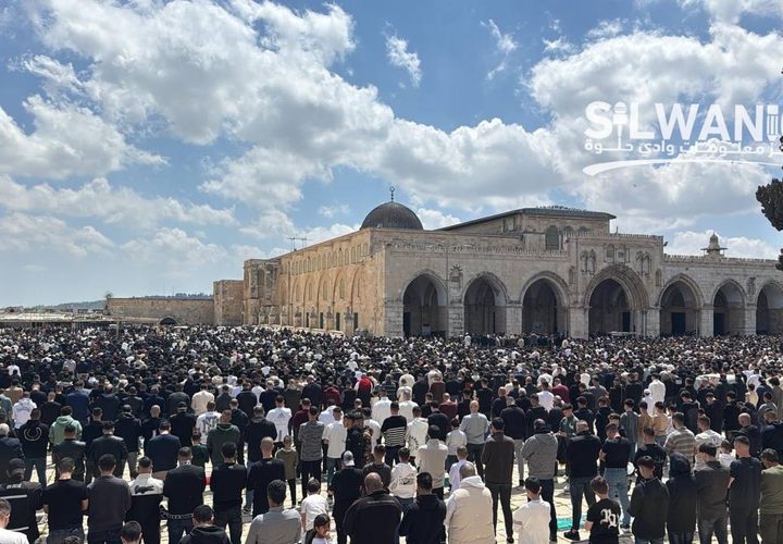 عشرات الآلاف يعمرون المسجد الأقصى المبارك في جمعته الأولى بعد الإغلاق الطويل الذي فرضه الاحتلال خلال الحرب مع إيران.