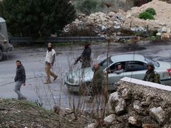 مستعمرون يهاجمون مركبات المواطنين على طريق رام الله