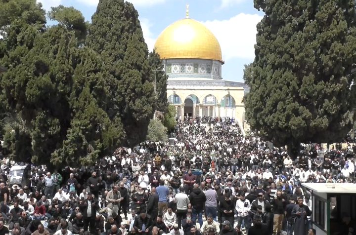 100 الف مصل يؤدون صلاة الجمعة في المسجد الأقصى المبارك