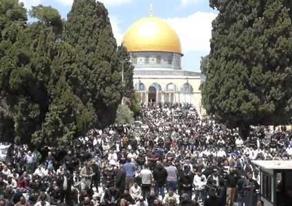 100 الف مصل يؤدون صلاة الجمعة في المسجد الأقصى المبارك