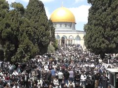 100 الف مصل يؤدون صلاة الجمعة في المسجد الأقصى المبارك