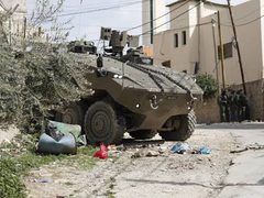 مقدسي يشرع باخلاء منزله تمهيدا لهدمه