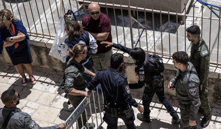 قوات الاحتلال تنزع العلم الفلسطيني من زي الكشافة في القدس خلال "سبت النور"