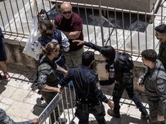 قوات الاحتلال تنزع العلم الفلسطيني من زي الكشافة في القدس خلال "سبت النور"