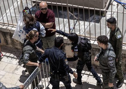 قوات الاحتلال تنزع العلم الفلسطيني من زي الكشافة في القدس خلال "سبت النور"