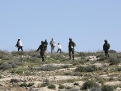 مستوطنون يهاجمون قرية برقا شرق رام الله