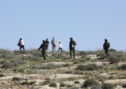 مستوطنون يهاجمون قرية برقا شرق رام الله