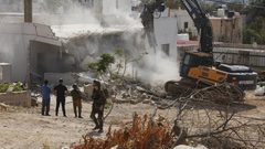 الاحتلال يُجبر مواطنا على هدم منزله في حي البستان ببلدة سلوان