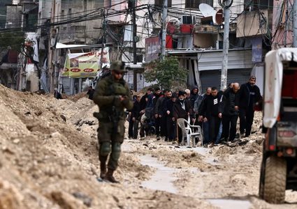 قوات الاحتلال تحتجز نازحين من مخيم نور شمس في ضاحية ذنابة