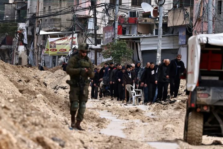 قوات الاحتلال تحتجز نازحين من مخيم نور شمس في ضاحية ذنابة