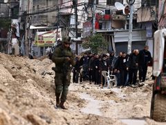 قوات الاحتلال تحتجز نازحين من مخيم نور شمس في ضاحية ذنابة