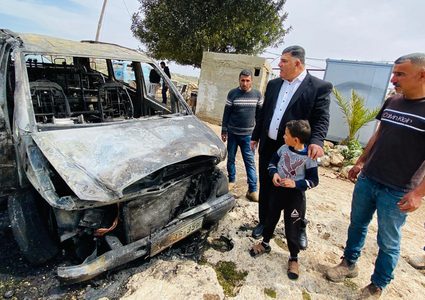 مستعمرون يحرقون اجزاء من منزل في قرية دوما