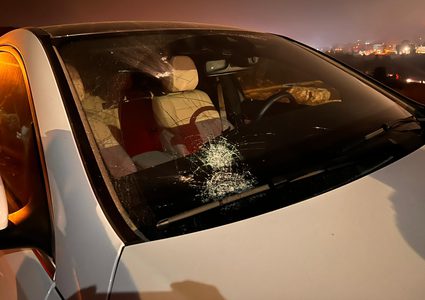 مستوطنون يهاجمون مركبات المواطنين شمال شرق القدس