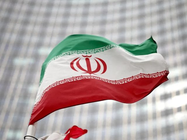 طهران تحدد خطوطها الحمراء: هرمز والتعويضات وفك التجميد