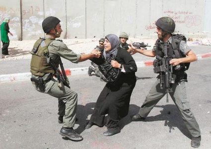 قوات الاحتلال تعتقل سيدتين من باحات المسجد الأقصى