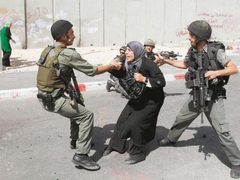 قوات الاحتلال تعتقل سيدتين من باحات المسجد الأقصى