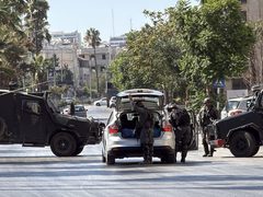 الاحتلال يحتجز المواطنين لساعات شمال شرق رام الله