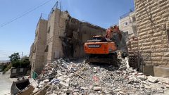 الاحتلال يجبر مواطنيْن على هدم منزلهما في جبل المكبر بالقدس