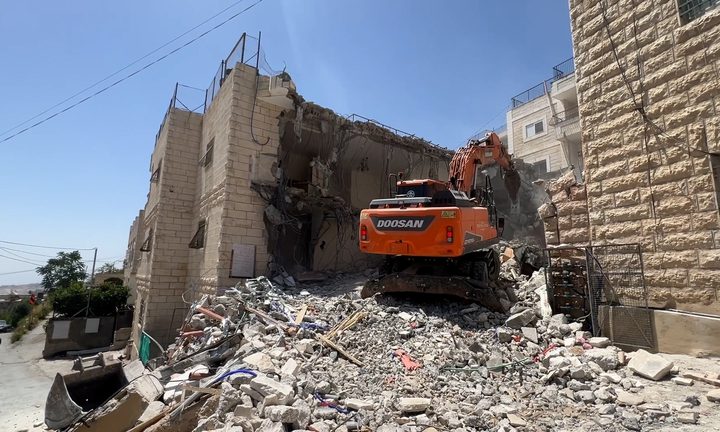 الاحتلال يجبر مواطنيْن على هدم منزلهما في جبل المكبر بالقدس