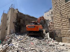 الاحتلال يجبر مواطنيْن على هدم منزلهما في جبل المكبر بالقدس