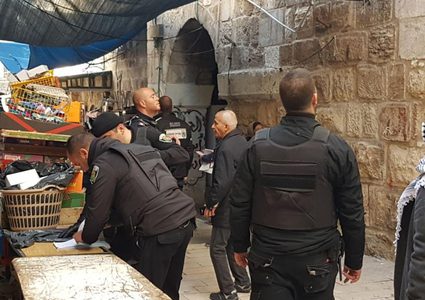 الاحتلال يفرض مخالفات على مواطنين مقدسيين في جبل المكبر بسبب "منشر غسيل"