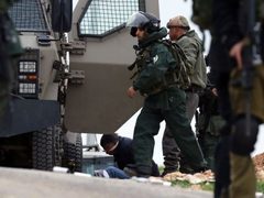 حملة اعتقالات واسعة في الضفة والقدس.. الاحتلال يعتقل عشرات المواطنين بينهم طفل