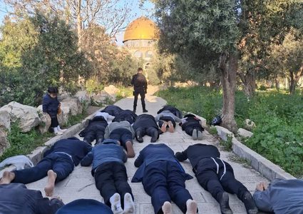 مستوطنون يقتحمون الأقصى ويؤدّون "السجود الملحمي" بحماية الاحتلال