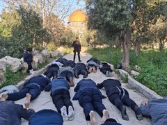 مستوطنون يقتحمون الأقصى ويؤدّون "السجود الملحمي" بحماية الاحتلال