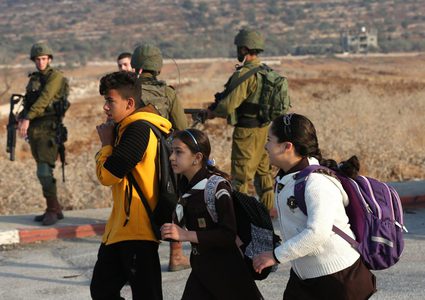 إغلاق بوابة اللبن الشرقية جنوب نابلس يعيق وصول الطلبة إلى مدارسهم