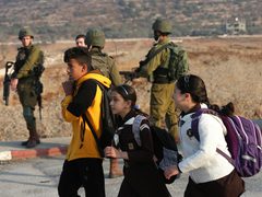 إغلاق بوابة اللبن الشرقية جنوب نابلس يعيق وصول الطلبة إلى مدارسهم