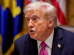 ترامب يهدد بإغراق السفن الإيرانية التي تقترب من الحصار الأمريكي