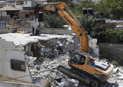 الاحتلال يجبر عائلتين مقدسيتين على هدم منزليهما ذاتيًا في جبل المكبر