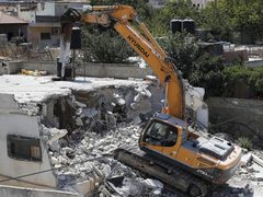 الاحتلال يجبر عائلتين مقدسيتين على هدم منزليهما ذاتيًا في جبل المكبر