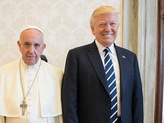 ترامب يهاجم بابا الفاتيكان: "ضعيف وسيئ في السياسة الخارجية"