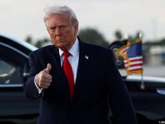 ترامب: فرض حصار على السفن من وإلى الموانئ الإيرانية بدءا من اليوم