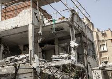 إصابة إسرائيلية .. دمار كبير إثر سقوط صاروخ بشكل مباشر على مبنى في نهاريا